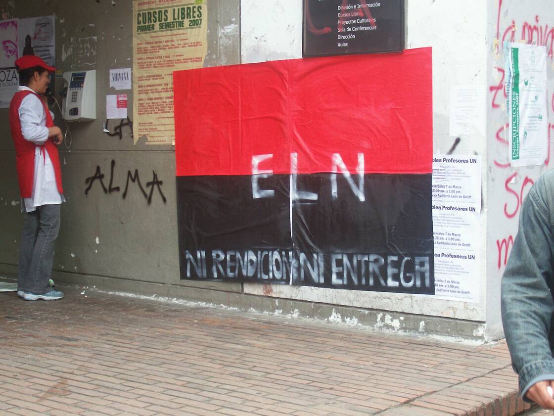 A poster of the ELN saying "ELN - ni rendicion ni entrega"