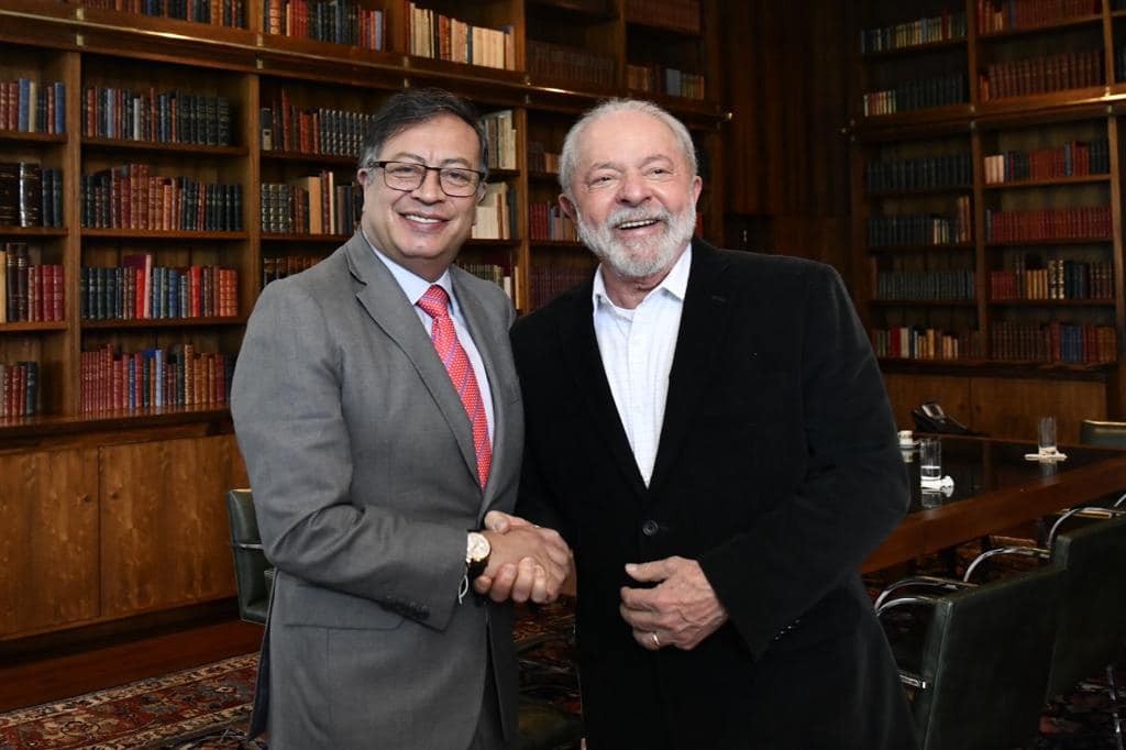 Gustavo Petro und Lula da Silva schütteln die Hände.