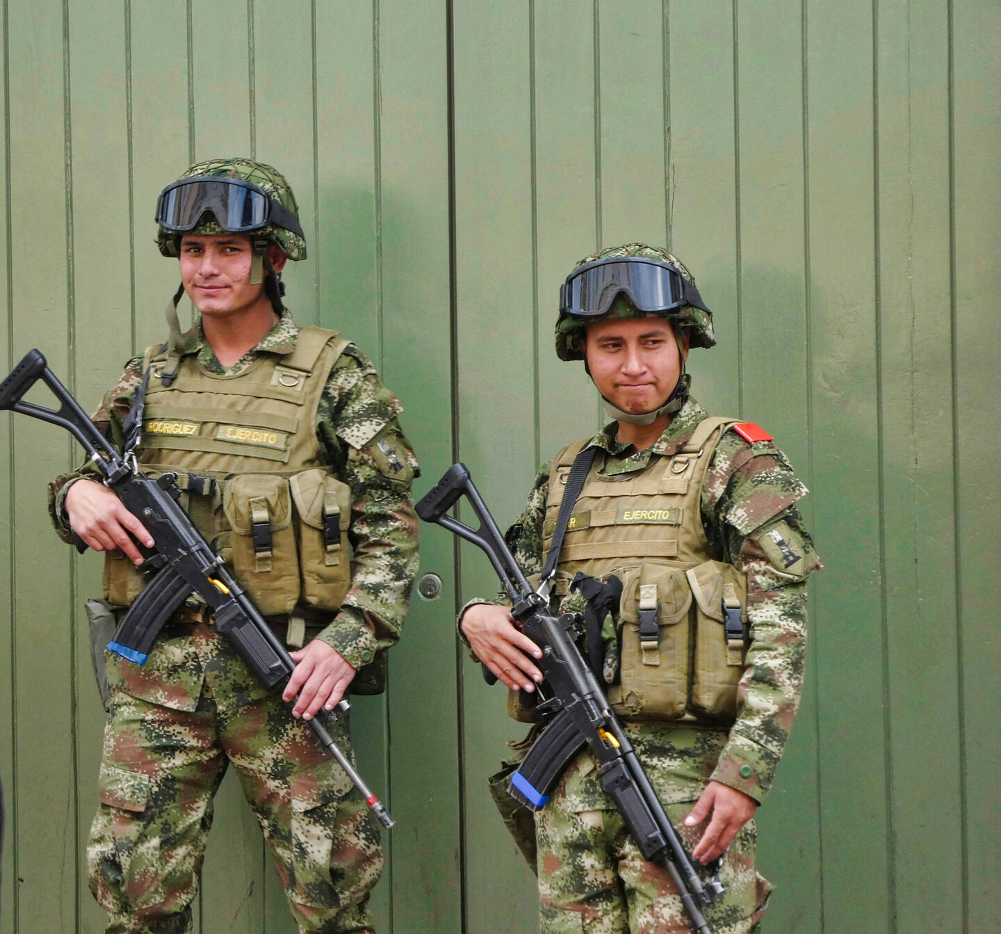 Zwei bewaffnete Soldaten