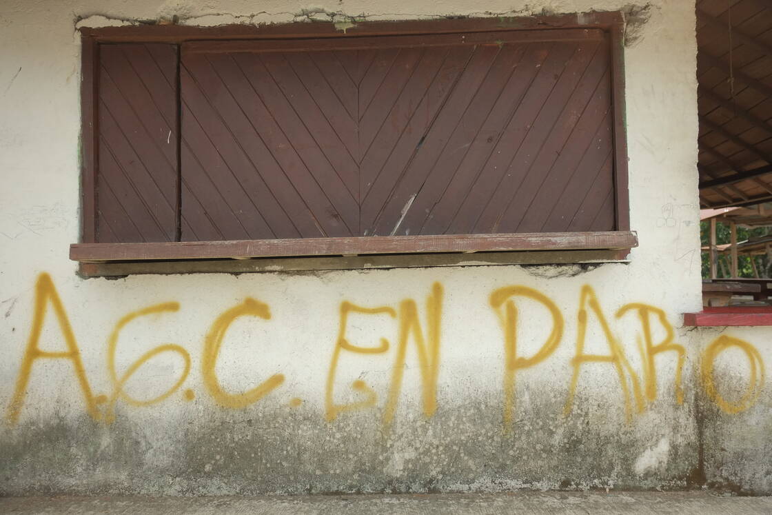 Ein Graffiti mit der Aufschrift "AGC en paro" - "AGC arbeitslos".