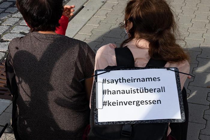 Protestierende mit Schildern mit der Aufschrift"#saytheirnames #hanauistüberall #keinvergessen"
