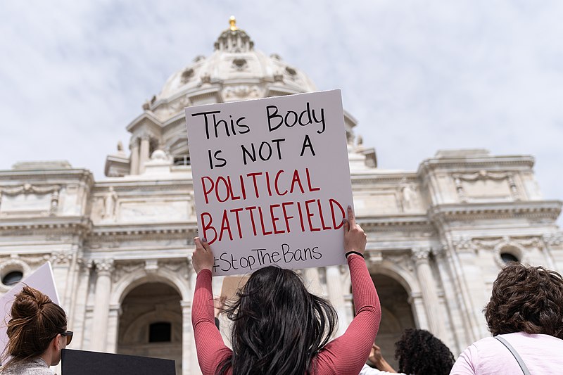 [Translate to en:] Protest Schild "This body is not a political battlefield"